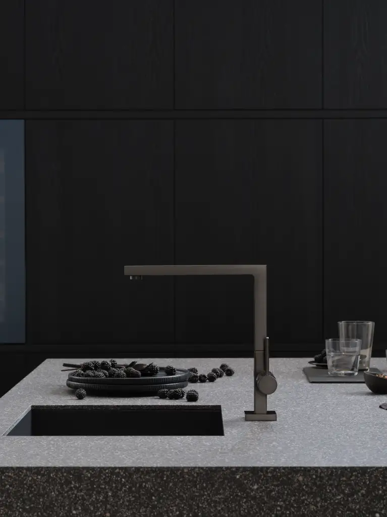 LOT_Brushed Dark Platinum_01