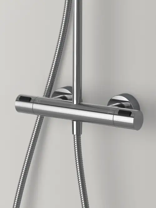 Refined showerpipe_square_Chrome_close-up_HF