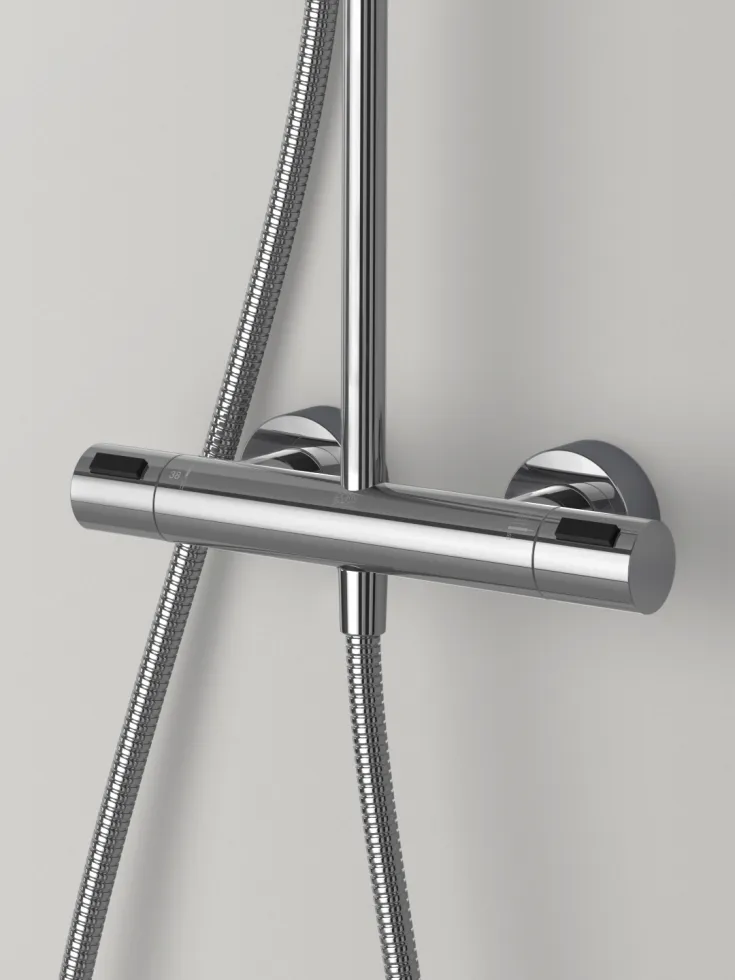 Refined showerpipe_square_Chrome_close-up_HF