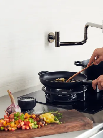 TARA_ULTRA_POTFILLER_DARK_CHROME_EDITORIAL_01