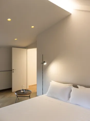 Hystorical Dwelling_bedroom_02