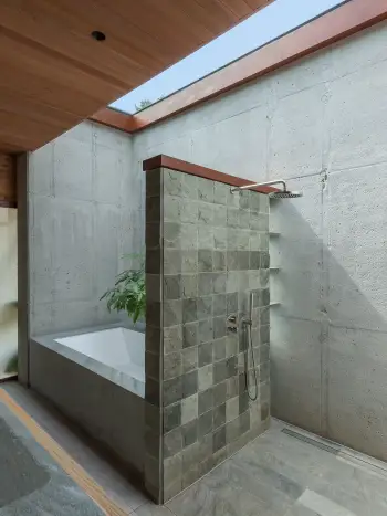 Triesch_Residence_by_Ray_Kappe_bathroom_1