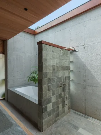 Triesch_Residence_by_Ray_Kappe_bathroom_1