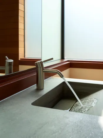 Triesch_Residence_by_Ray_Kappe_bathroom_3